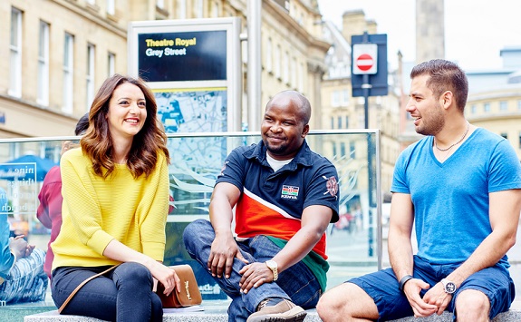 Three-people-sitting-on-a-bench.